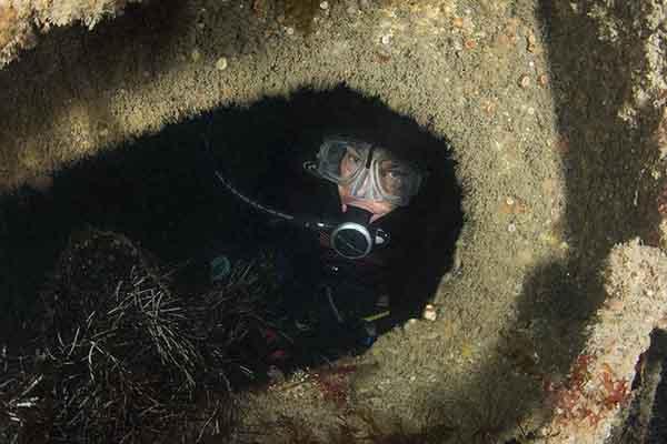 Thumbnail photo for 5 tips for good wreck diving